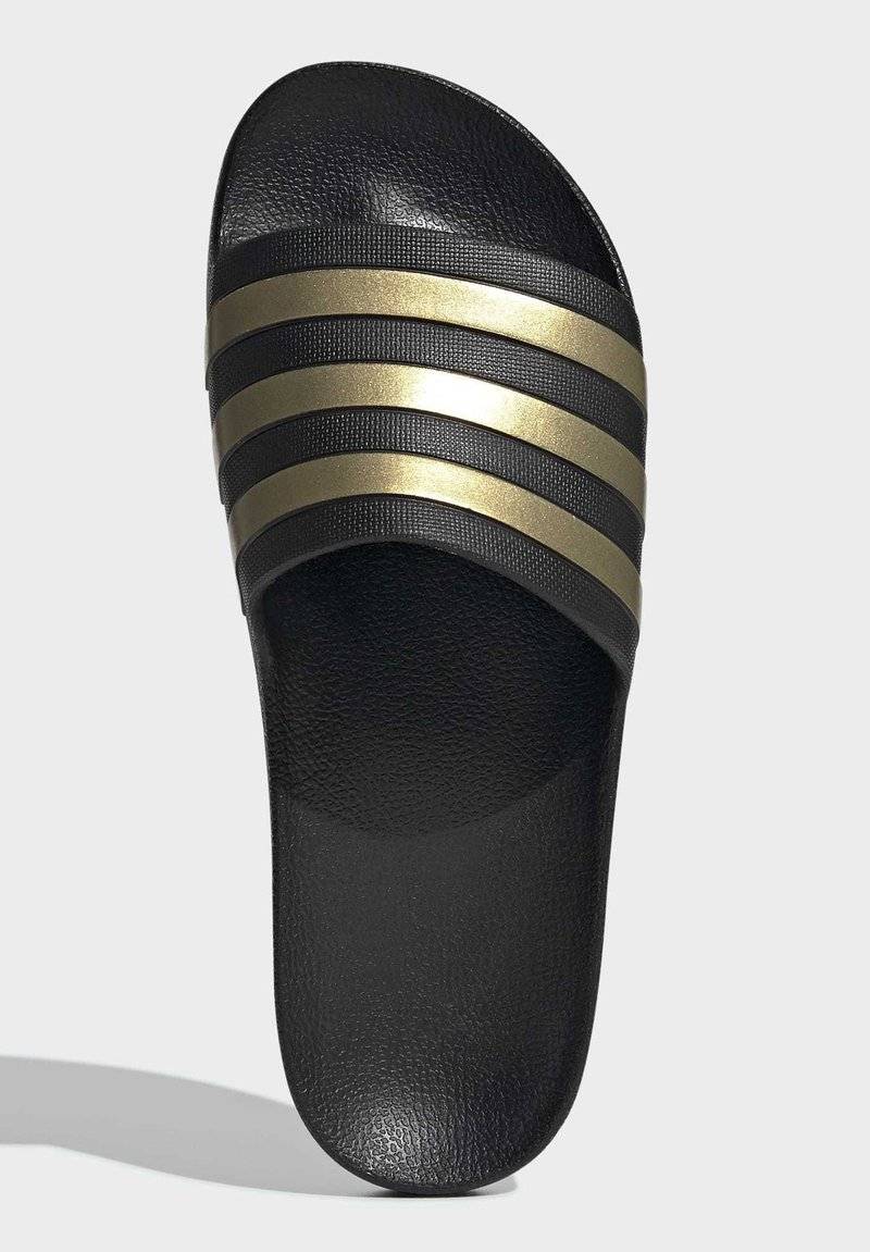 adidas Sportswear adidas Sportswear ADILETTE AQUA - Pool slides - core black gold met core black Muttertagsangebot