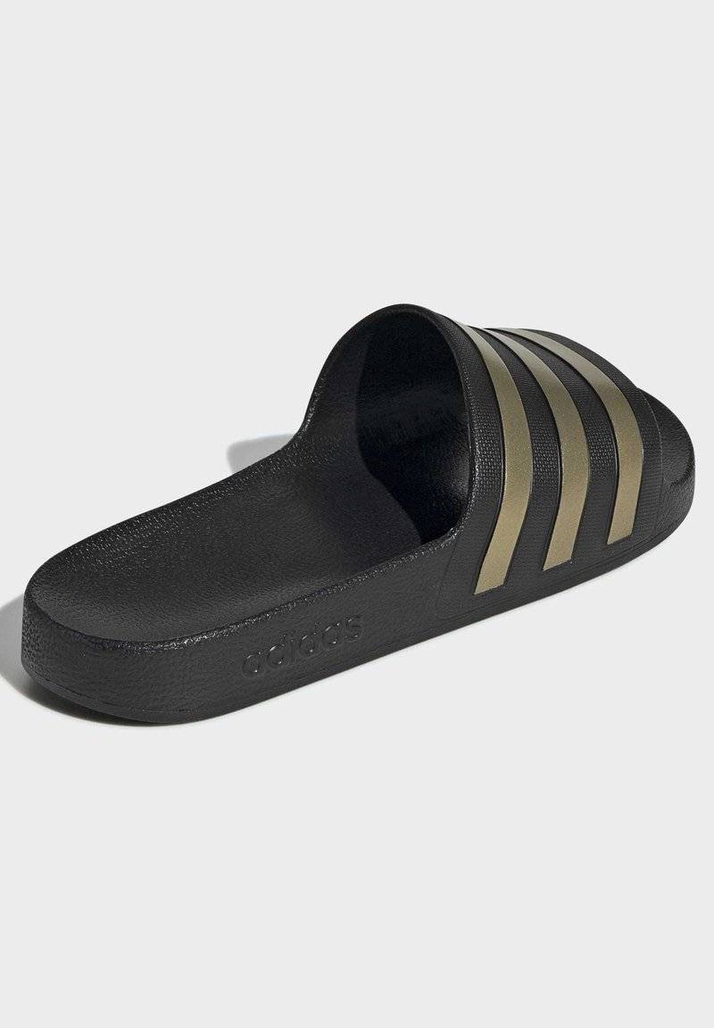 adidas Sportswear adidas Sportswear ADILETTE AQUA - Pool slides - core black gold met core black Muttertagsangebot