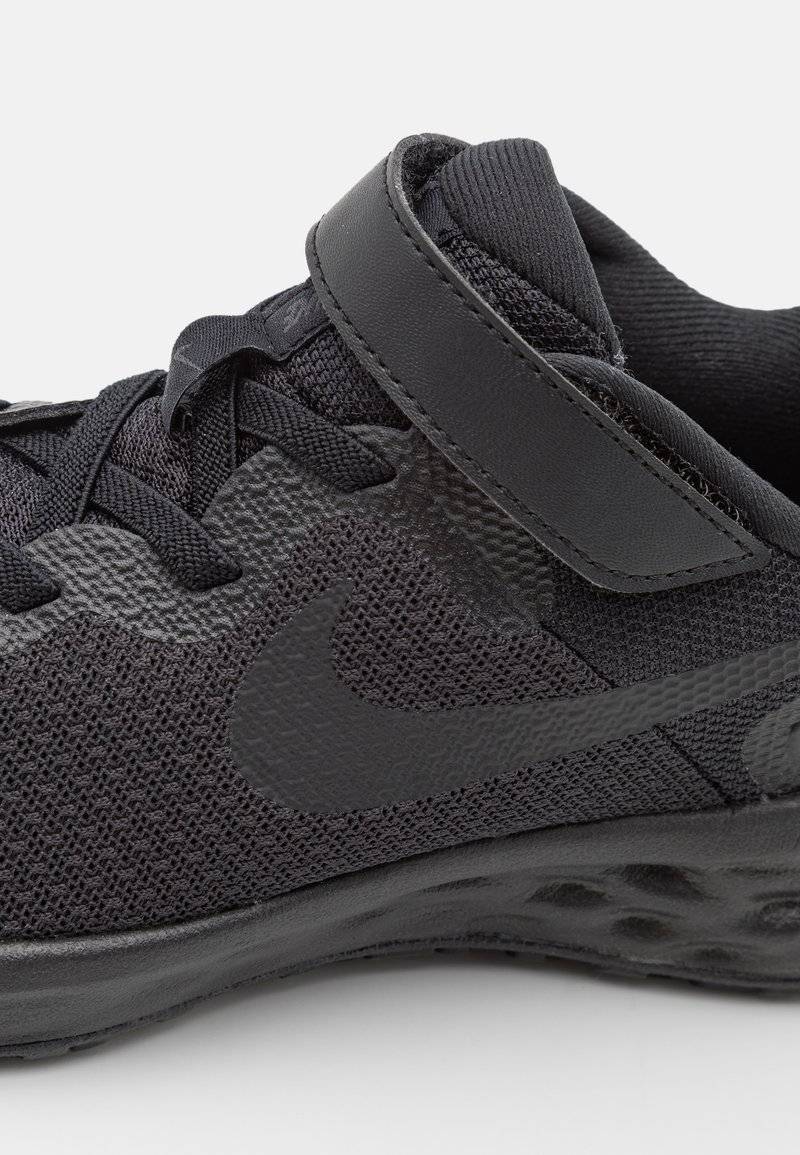 Nike Performance Nike Performance NIKE REVOLUTION 6 FLYEASE (PS - Neutral running shoes - black Blitzangebot