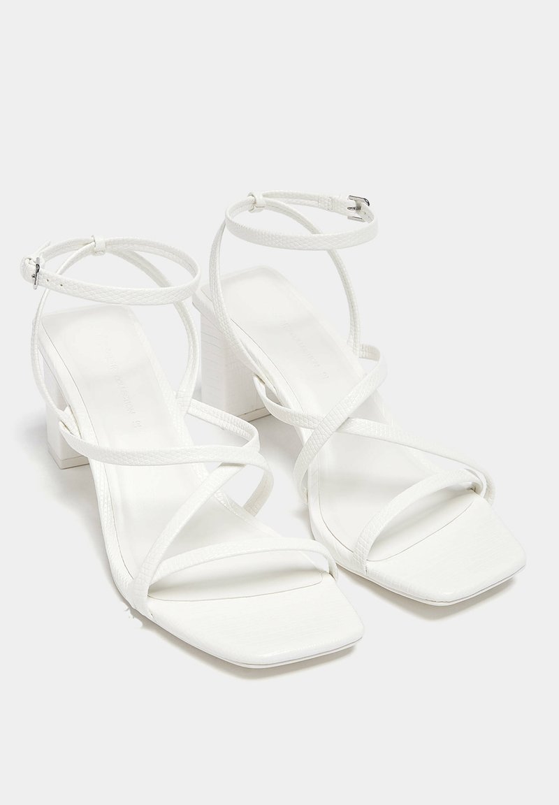 PULL&BEAR PULL&BEAR WITH CROSSOVER STRAPS - Sandals - white Tägliche Deals
