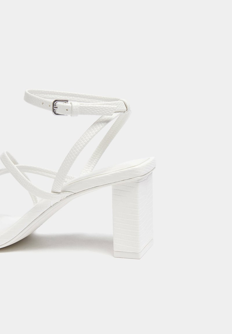 PULL&BEAR PULL&BEAR WITH CROSSOVER STRAPS - Sandals - white Tägliche Deals