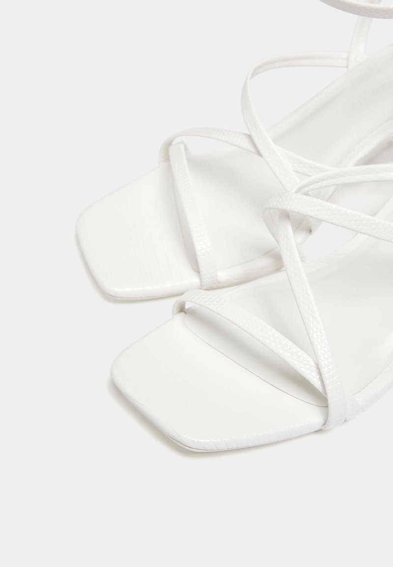 PULL&BEAR PULL&BEAR WITH CROSSOVER STRAPS - Sandals - white Tägliche Deals