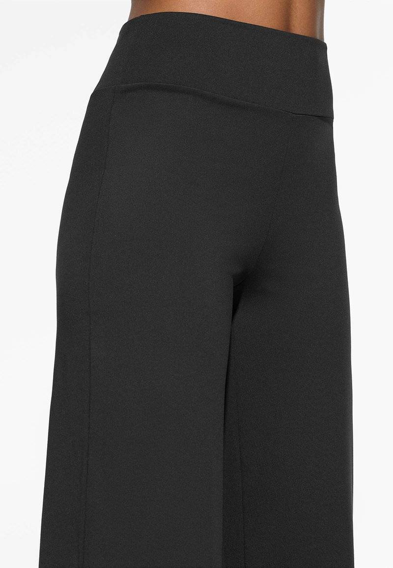 OYSHO OYSHO HIGH-RISE COMFORTLUX STRAIGHT-LEG - Trousers - black Kostenlose Rückgabe