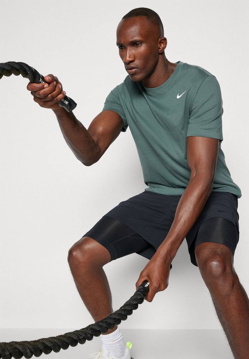 Nike Performance Nike Performance TEE CREW SOLID - Sports T-shirt - vintage green Discount Store für neue Produkte