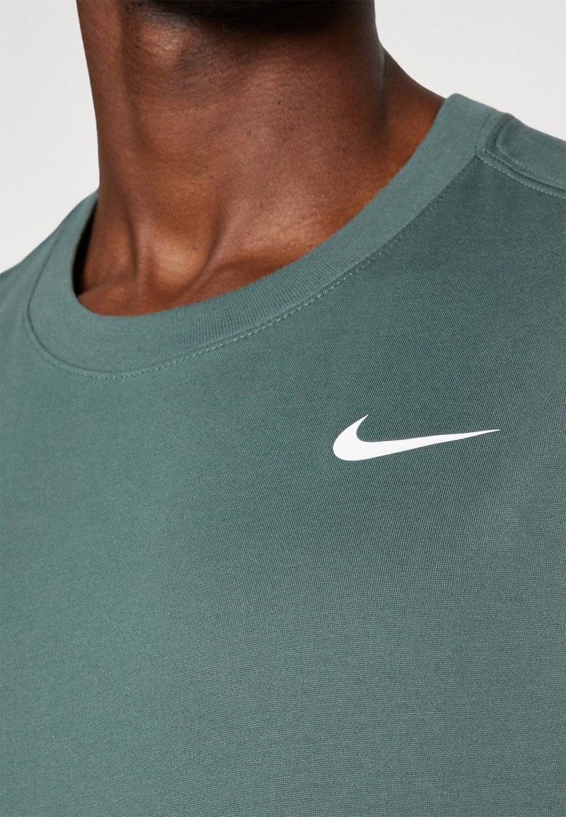 Nike Performance Nike Performance TEE CREW SOLID - Sports T-shirt - vintage green Discount Store für neue Produkte