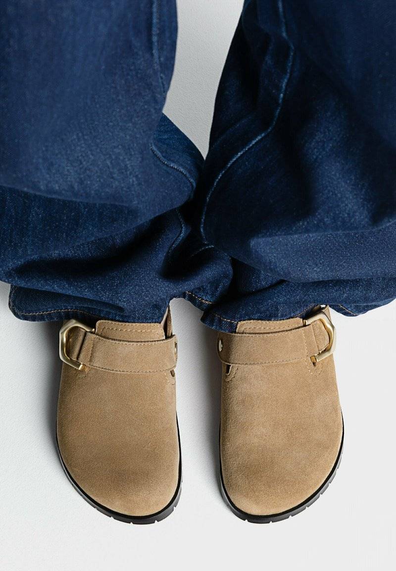 Stradivarius Stradivarius WITH BUCKLE DETAILS - Clogs - beige Begrenzte Freigabe