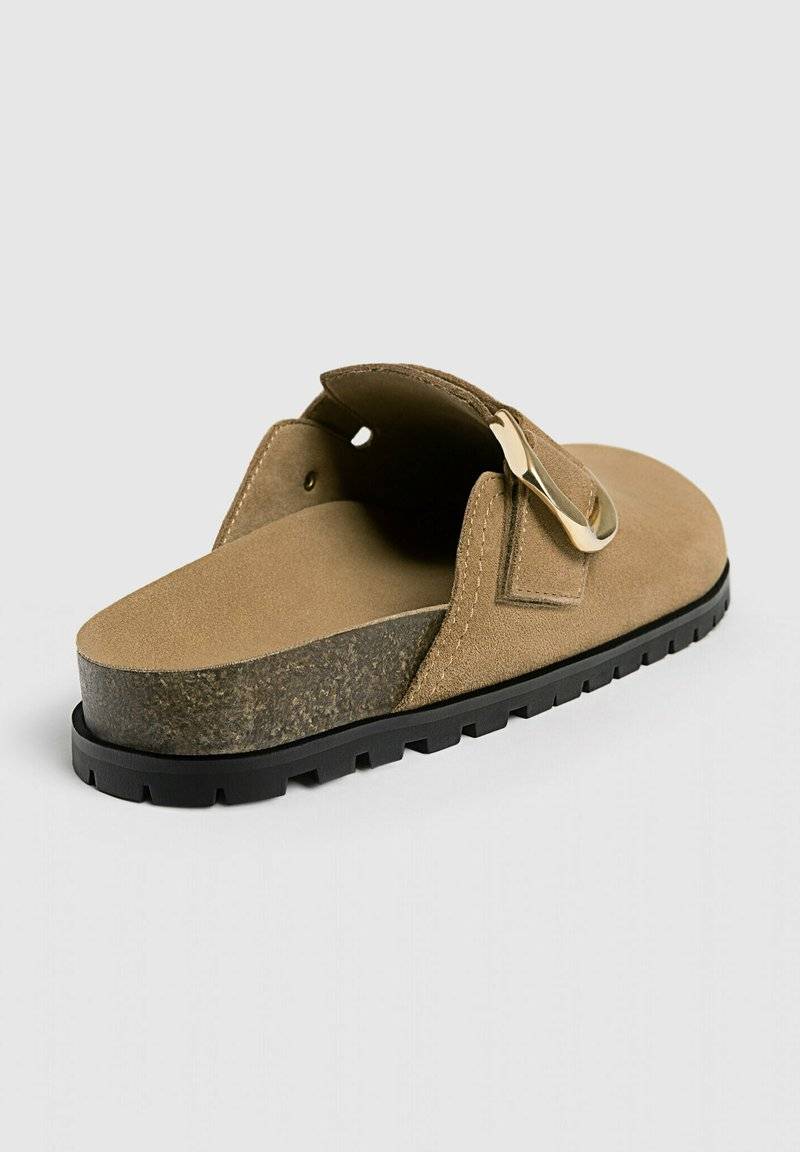 Stradivarius Stradivarius WITH BUCKLE DETAILS - Clogs - beige Begrenzte Freigabe