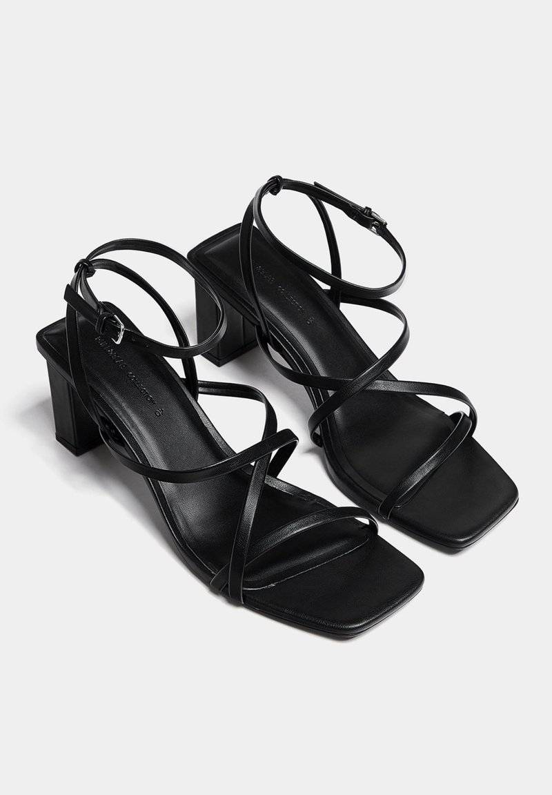 PULL&BEAR PULL&BEAR WITH CROSSOVER STRAPS - Sandals - black Bis zu 60% Rabatt