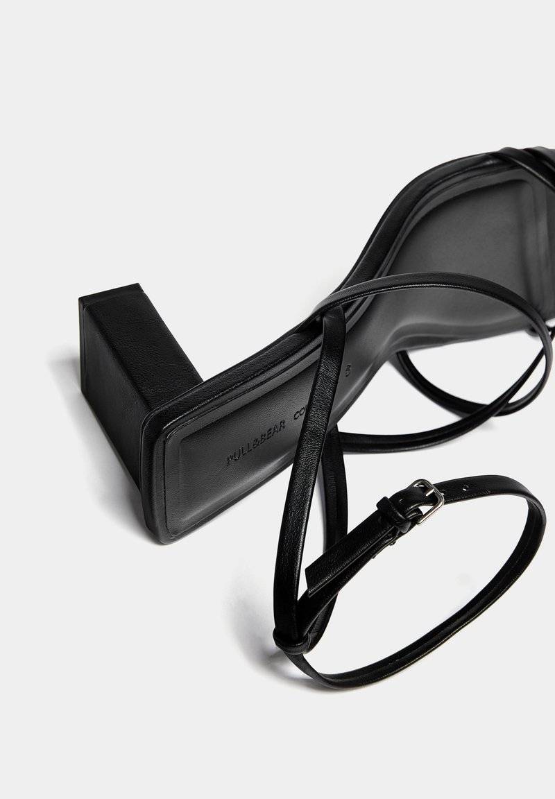 PULL&BEAR PULL&BEAR WITH CROSSOVER STRAPS - Sandals - black Bis zu 60% Rabatt