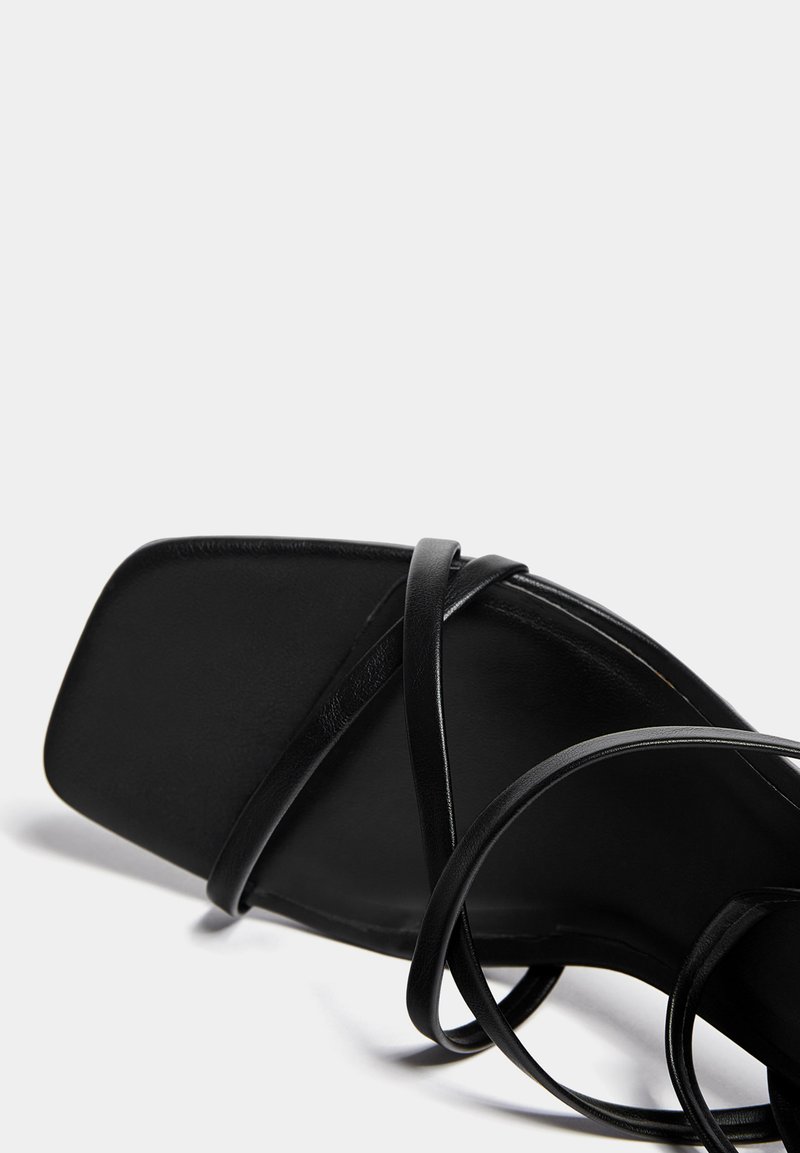 PULL&BEAR PULL&BEAR WITH CROSSOVER STRAPS - Sandals - black Bis zu 60% Rabatt