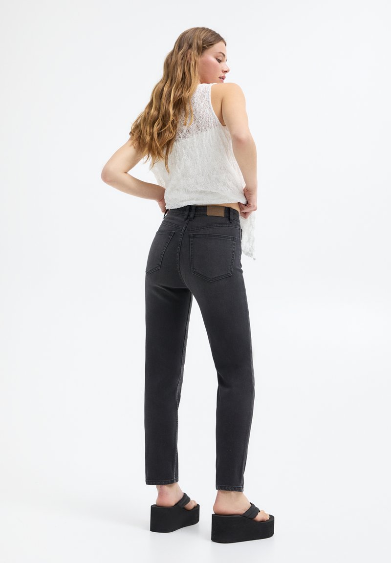 PULL&BEAR PULL&BEAR BASIC MOM COMFORT - Straight leg jeans - black Saisonschlussverkauf