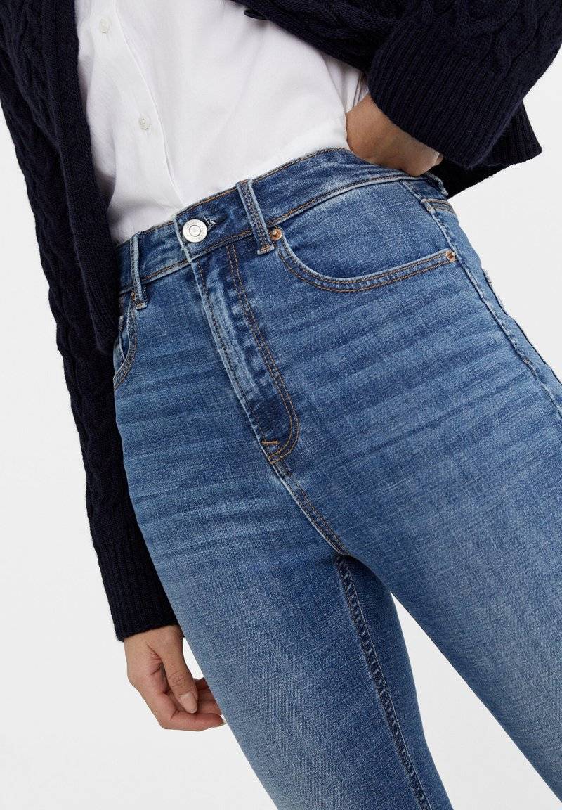 Stradivarius Stradivarius MIT SEHR HOHEM BUND - Jeans Skinny Fit - blue denim Jubiläumsangebot