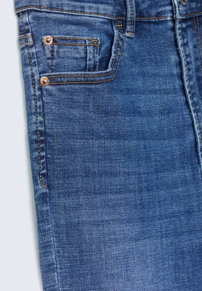Stradivarius Stradivarius MIT SEHR HOHEM BUND - Jeans Skinny Fit - blue denim Jubiläumsangebot