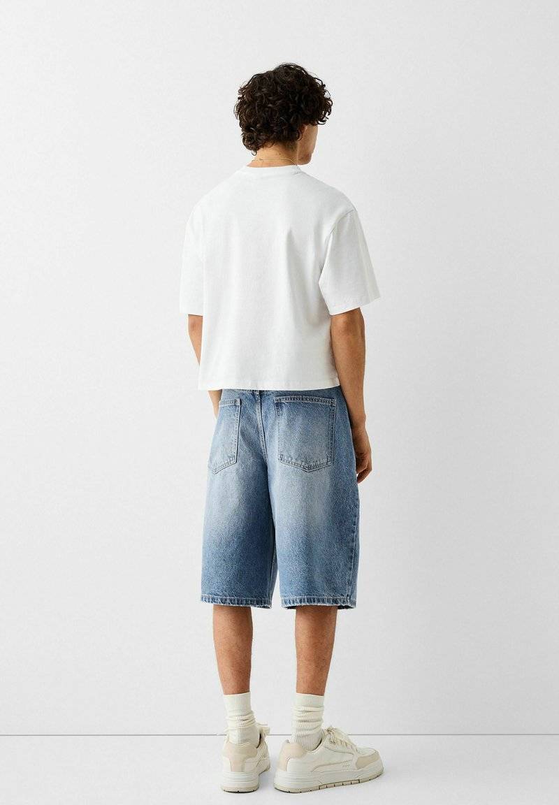 Bershka Bershka BAGGY BERMUDA - Denim shorts - lightblue denim Zeitlich begrenztes Angebot