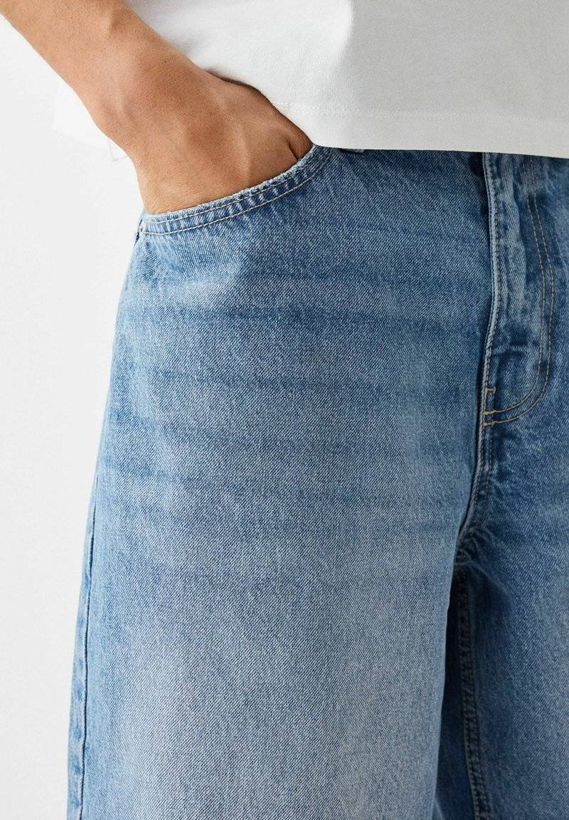 Bershka Bershka BAGGY BERMUDA - Denim shorts - lightblue denim Zeitlich begrenztes Angebot
