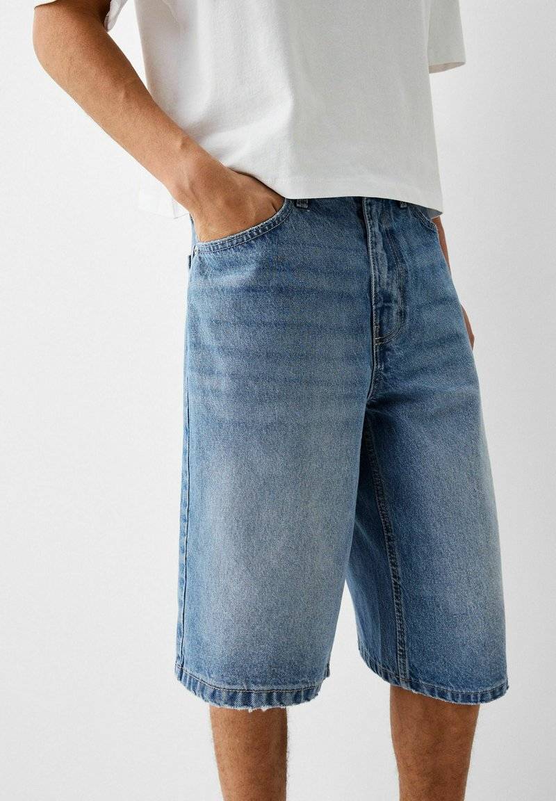 Bershka Bershka BAGGY BERMUDA - Denim shorts - lightblue denim Zeitlich begrenztes Angebot