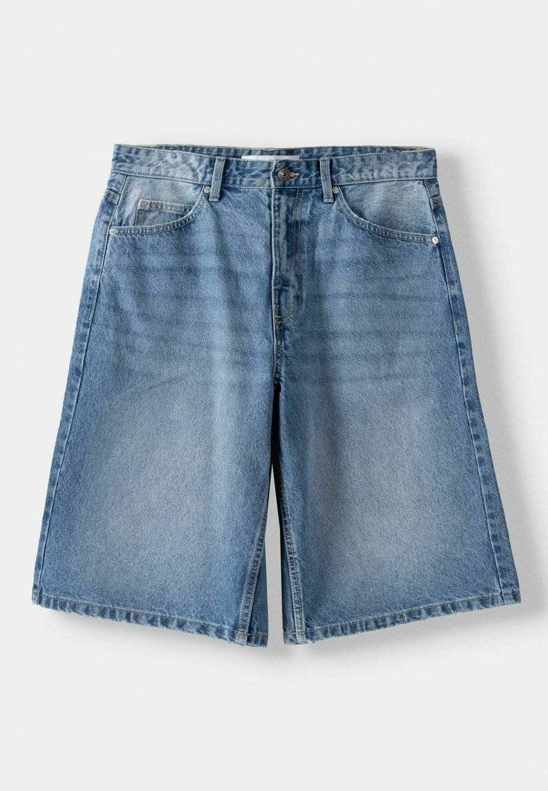 Bershka Bershka BAGGY BERMUDA - Denim shorts - lightblue denim Zeitlich begrenztes Angebot