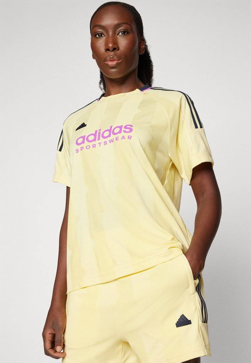 adidas Sportswear adidas Sportswear TIRO CUT STRIPES BOYFRIEND - Print T-shirt - almost yellow Letzte 3 Tage