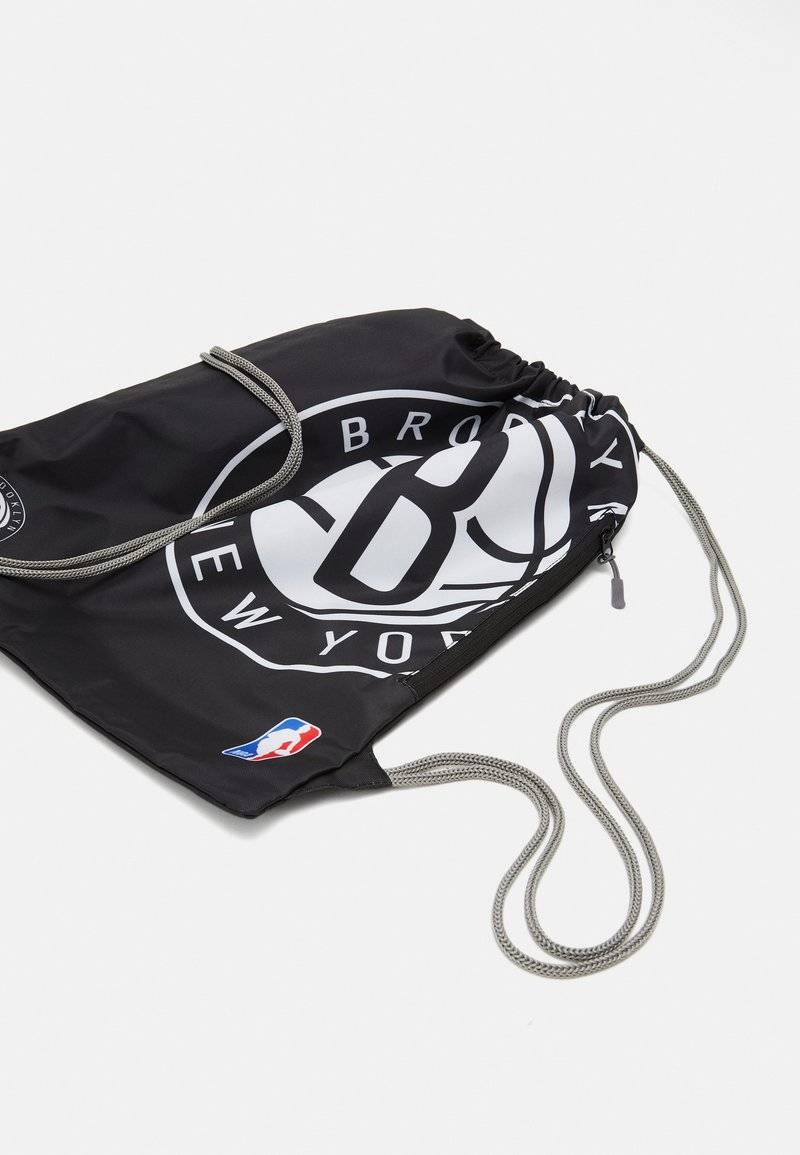 NBA NBA NBA BROOKLYN NETS GYM SACK - Drawstring sports bag - black Discount Store für neue Produkte