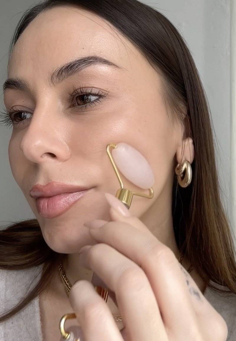 ARI ANWA Skincare ARI ANWA Skincare THE GLOW KIT ROSE – FACE YOGA SET: GUA SHA, ROSENQUARZ ROLLER & 3D MASSAGER - Skincare set - rosa Rabatt