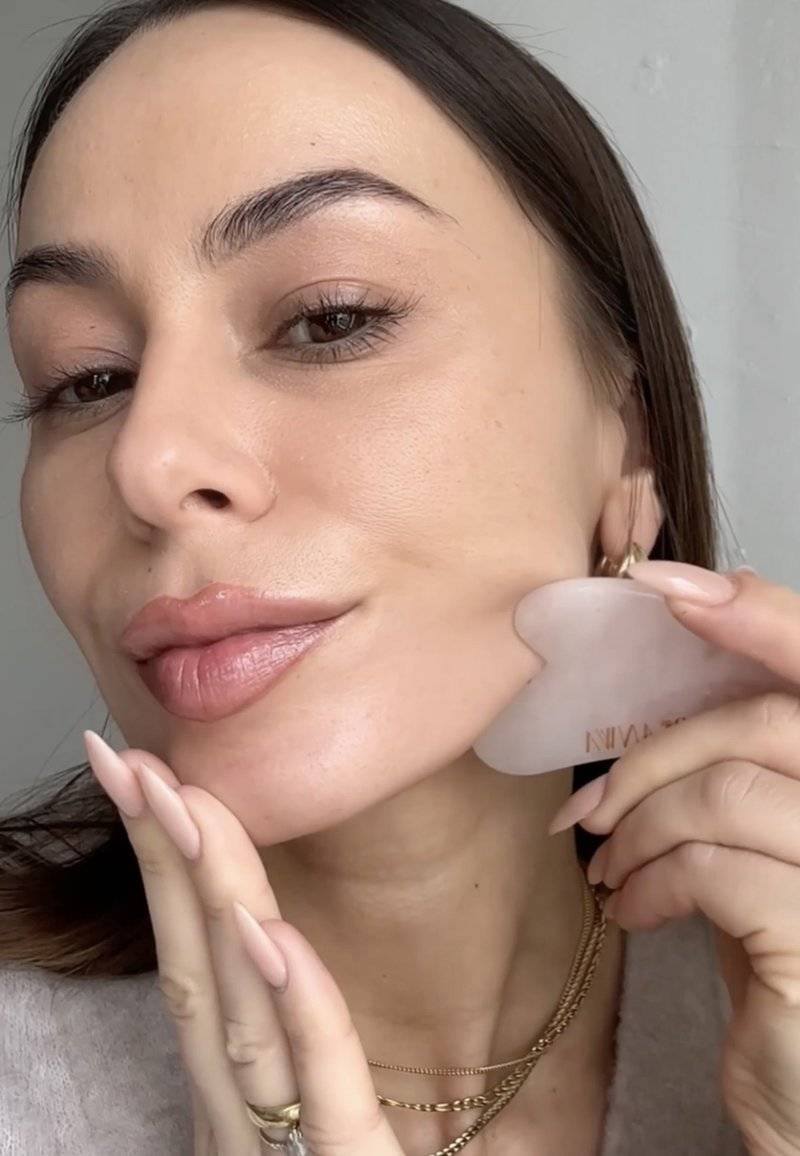 ARI ANWA Skincare ARI ANWA Skincare THE GLOW KIT ROSE – FACE YOGA SET: GUA SHA, ROSENQUARZ ROLLER & 3D MASSAGER - Skincare set - rosa Rabatt