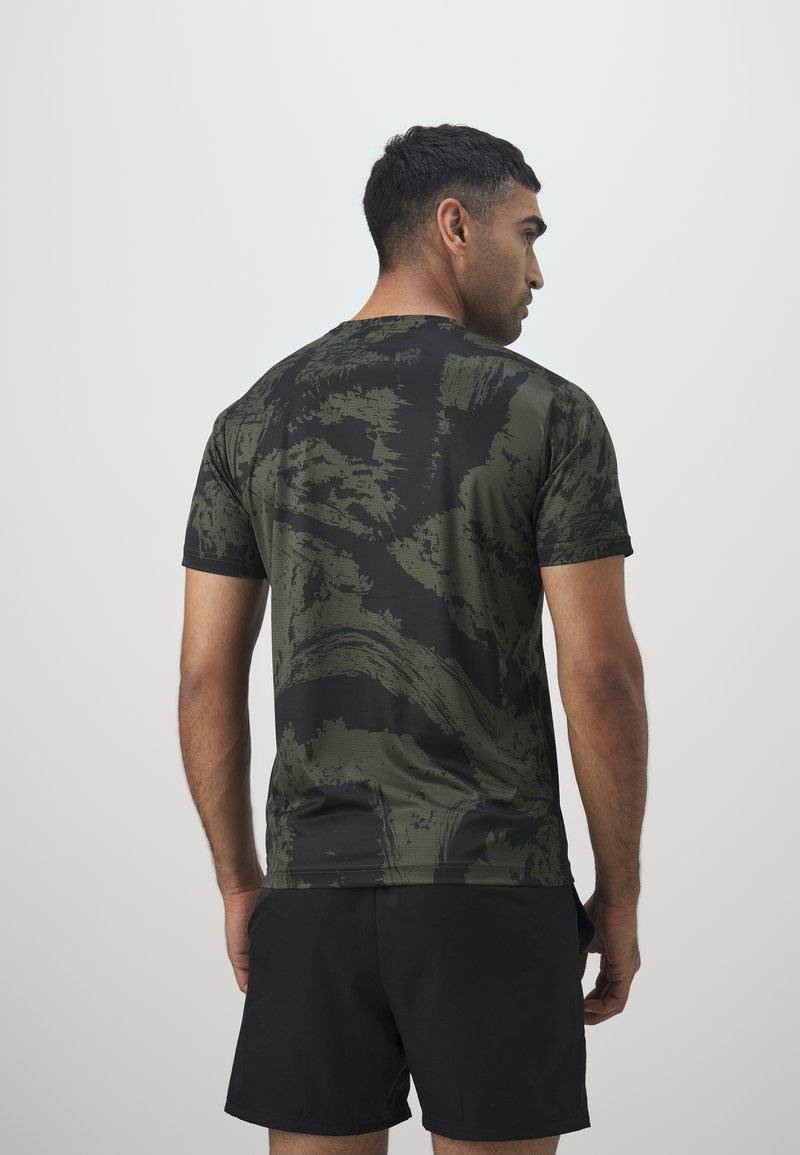 Puma Puma TRAIN ALL DAY TEE - Print T-shirt - dark olive Jubiläumsangebot