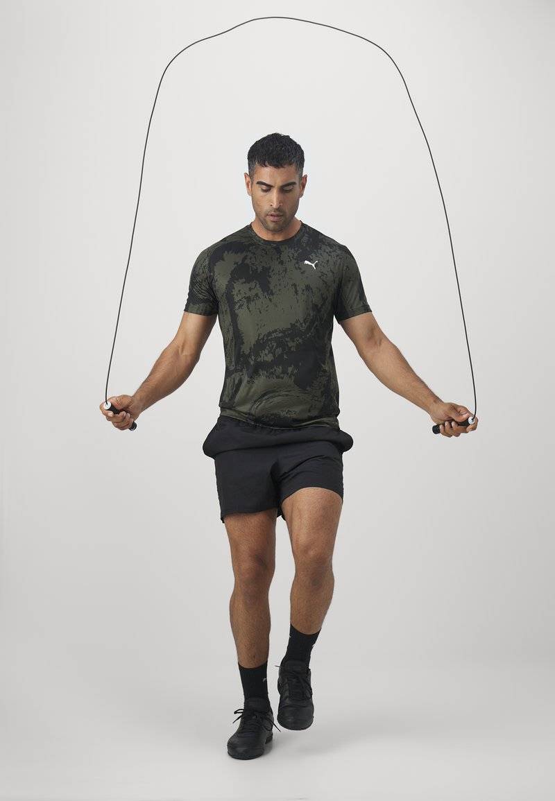 Puma Puma TRAIN ALL DAY TEE - Print T-shirt - dark olive Jubiläumsangebot