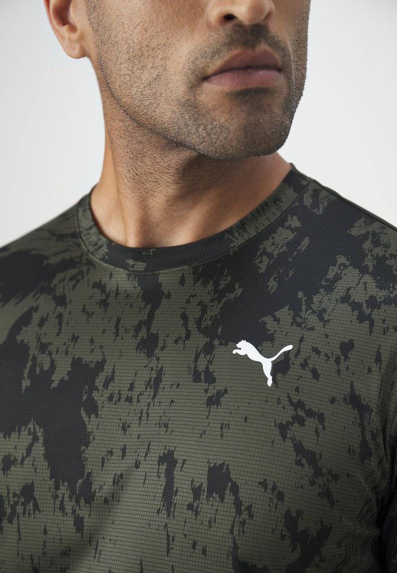 Puma Puma TRAIN ALL DAY TEE - Print T-shirt - dark olive Jubiläumsangebot