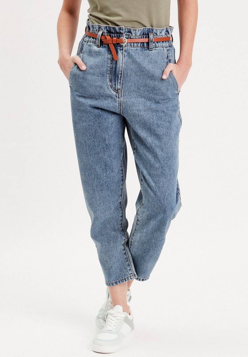 Cache Cache Cache Cache SLOUCHY-MIT GÜRTEL - Jeans Tapered Fit - denim stone Riesige Rabatte