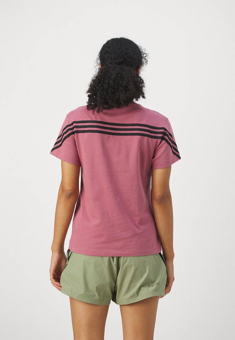 adidas Sportswear adidas Sportswear FUTURE ICONS THREE STRIPES - Print T-shirt - preloved crimson Großer Ausverkauf