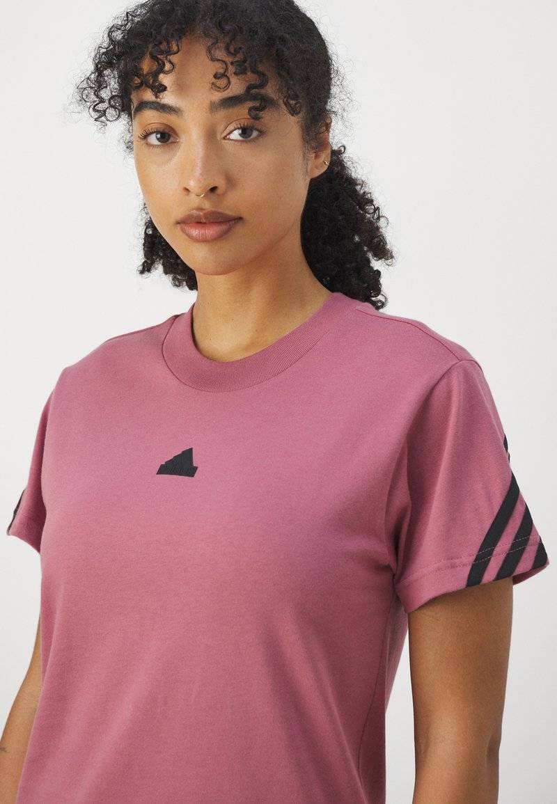 adidas Sportswear adidas Sportswear FUTURE ICONS THREE STRIPES - Print T-shirt - preloved crimson Großer Ausverkauf