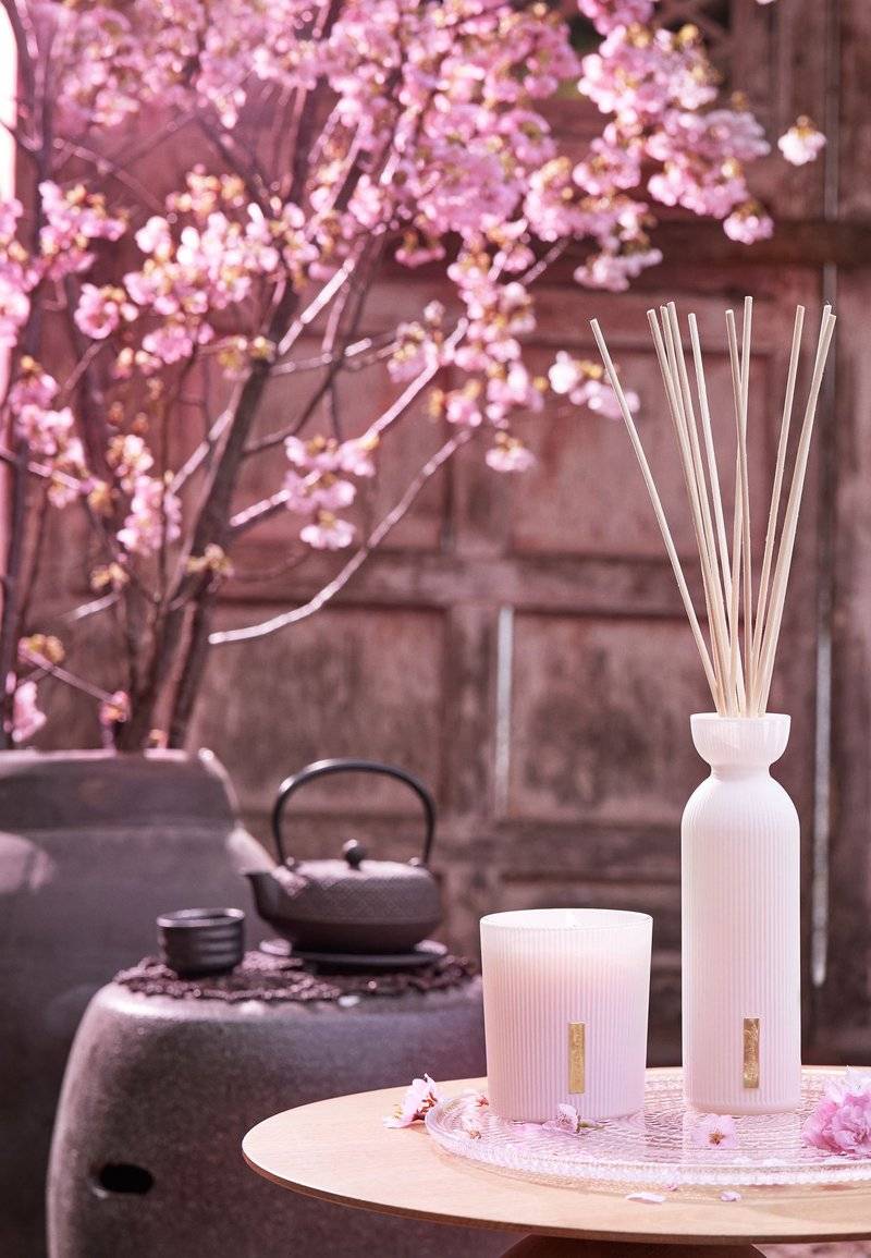 Rituals Rituals SCENTED CANDLE THE RITUAL OF SAKURA - FLORAL - CHERRY BLOSSOM & RICE MILK - Scented candle Schlussverkauf