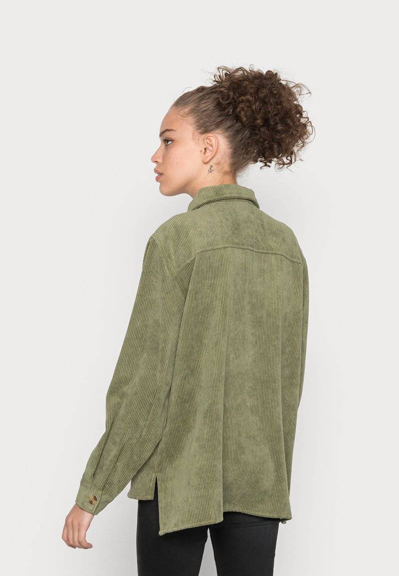 Pieces Pieces PCEFFI - Button-down blouse - olivine Sonderangebot der Fabrik