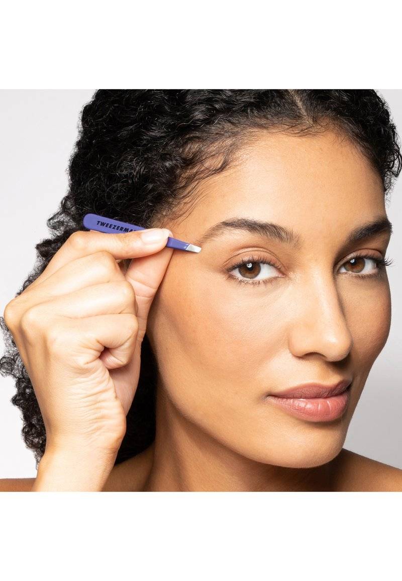 TWEEZERMAN TWEEZERMAN MINI SLANT TWEEZER - Hair removal tool - purple Begrenztes Angebot