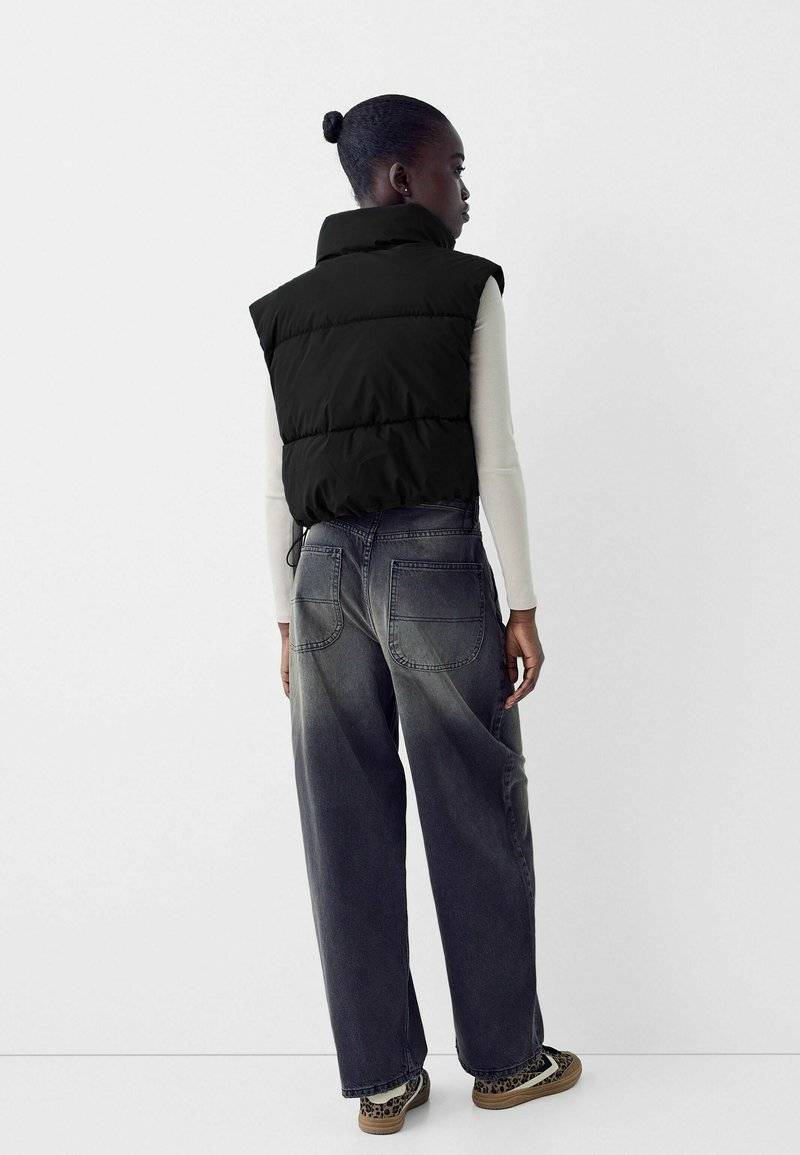 Bershka Bershka CROPPED PUFFER - Waistcoat - black denim Räumungsverkauf