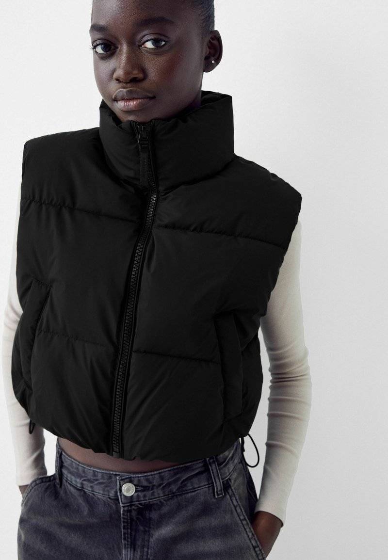 Bershka Bershka CROPPED PUFFER - Waistcoat - black denim Räumungsverkauf