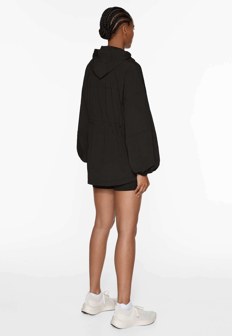 OYSHO OYSHO REPELLENT TECHNICAL - Windbreaker - black Bis zu 65% Rabatt