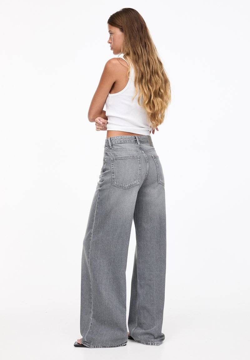 PULL&BEAR PULL&BEAR OVERSIZE - Flared Jeans - grey Zeitlich begrenztes Angebot