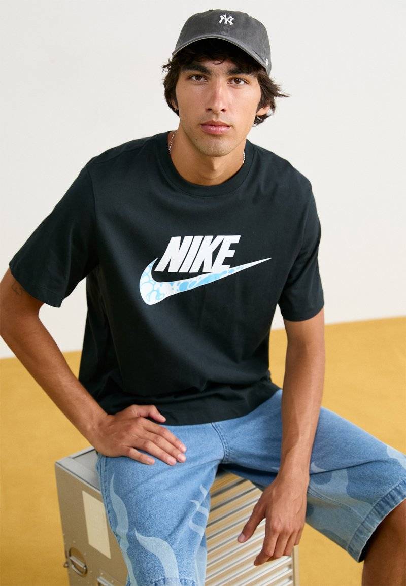 Nike Sportswear Nike Sportswear TEE FUTURA - Print T-shirt - black Tiefpreis