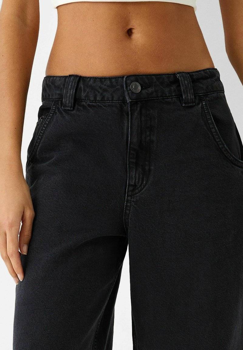 Bershka Bershka BERMUDA - Denim shorts - black Wochenangebot