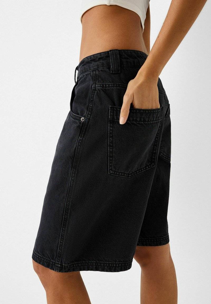 Bershka Bershka BERMUDA - Denim shorts - black Wochenangebot