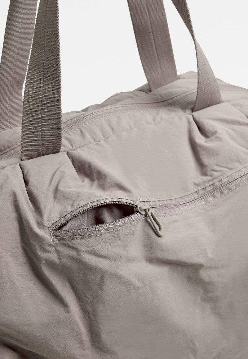 OYSHO OYSHO RUCHED - Holdall - grey Bis zu 60% Rabatt