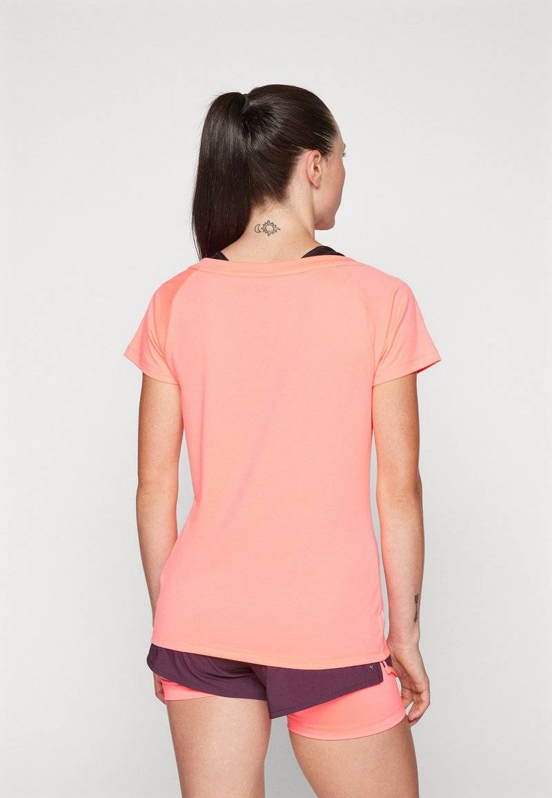 Puma Puma TRAIN FAVORITE CAT TEE - Sports T-shirt - sunset glow Vierteljährliche Förderung