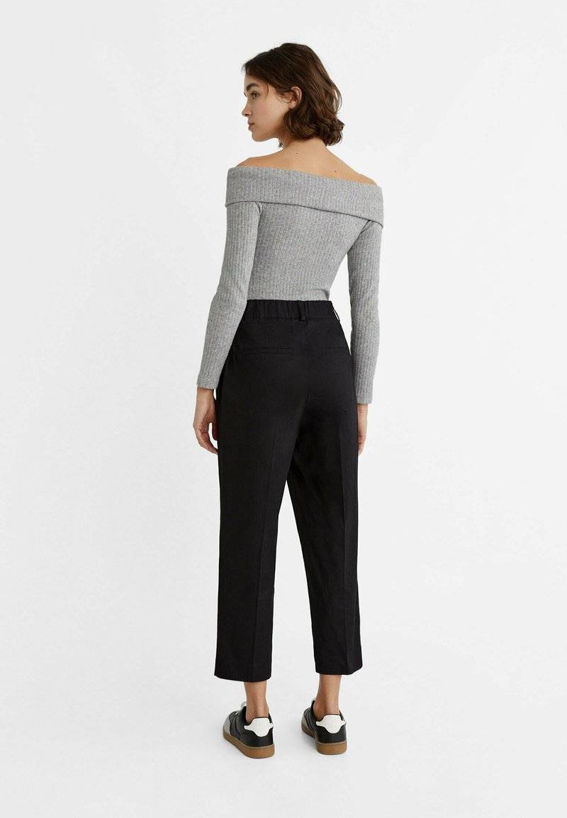 Stradivarius Stradivarius CARROT WITH DARTS DETAIL - Trousers - black Saisonale Angebote
