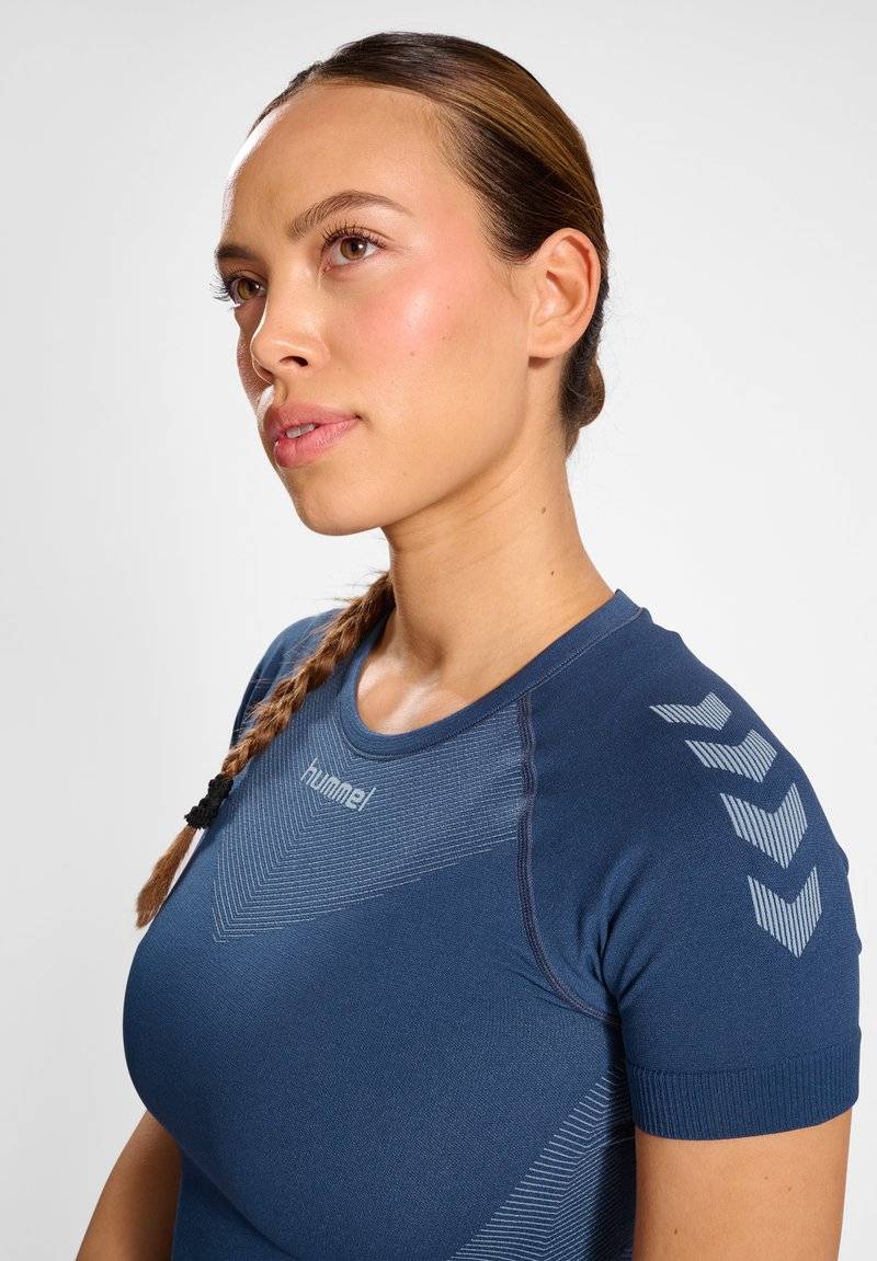 Hummel Hummel FIRST SEAMLESS - Sports T-shirt - vintage indigo Black Friday