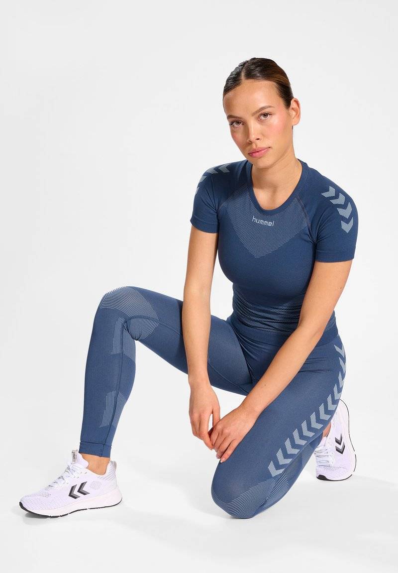 Hummel Hummel FIRST SEAMLESS - Sports T-shirt - vintage indigo Black Friday