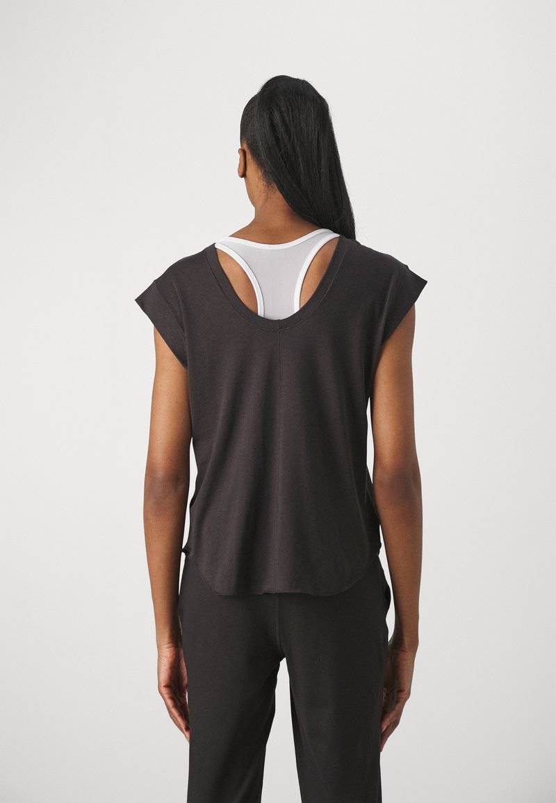Puma Puma STUDIO FOUNDATIONS TEE - Sports T-shirt - black Vatertagsangebot