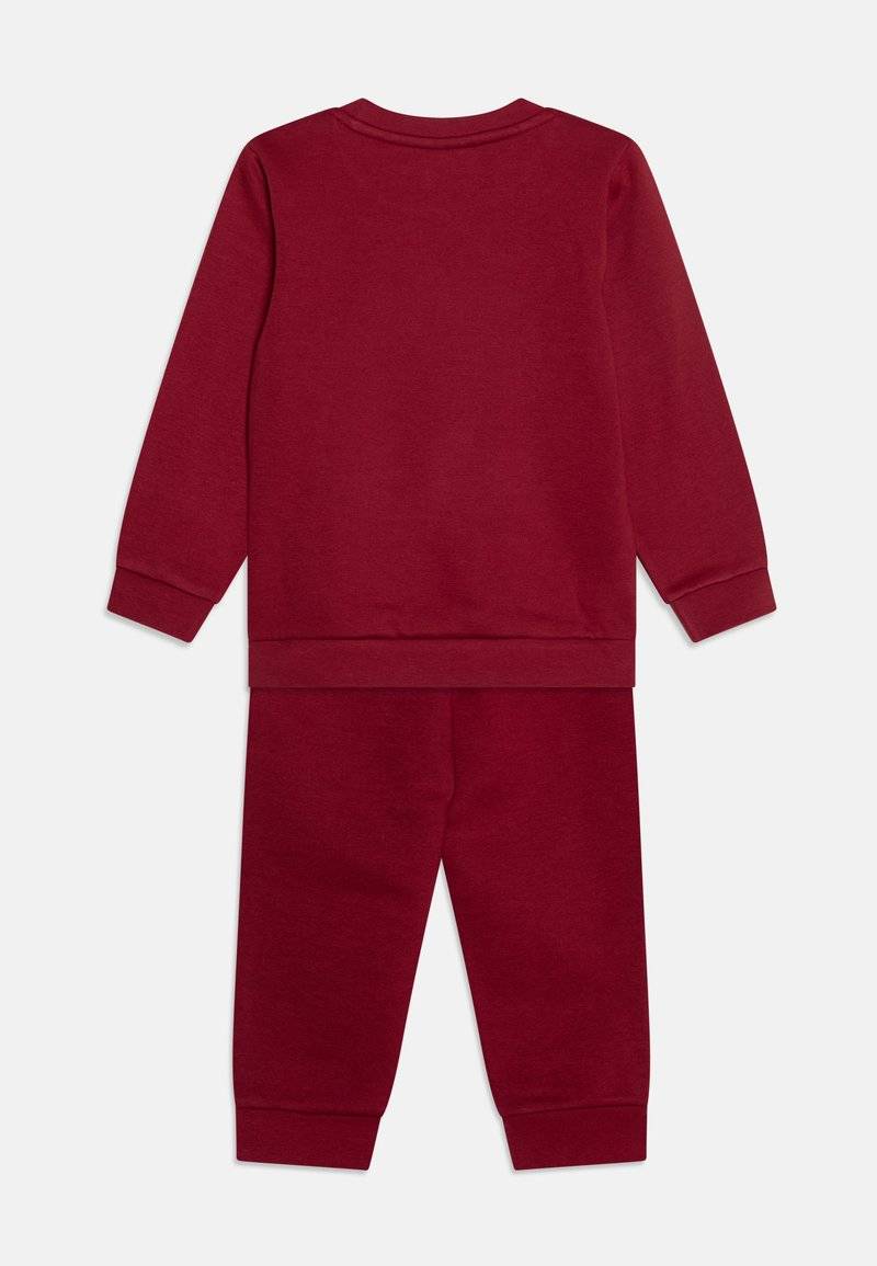 Puma Puma MINICATS CREW JOGGER UNISEX SET - Tracksuit - intense red Sonderangebote