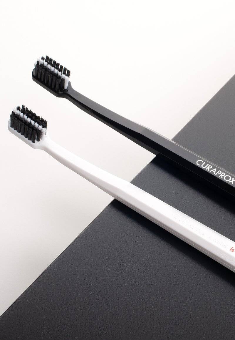 Curaprox Curaprox BLACK IS WHITE BLACK/WHITE DUO - Dental care tool - black Günstiger Verkauf
