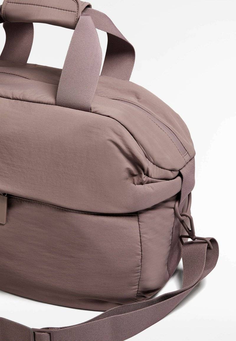 OYSHO OYSHO WITH FLAP POCKET - Sports bag - pink Begrenzte Freigabe